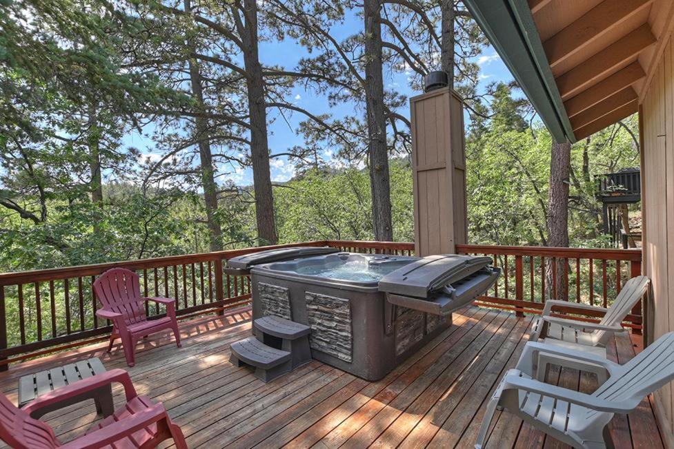 een terras met een grill en stoelen op een veranda bij 129 - Treetop Hideaway in Big Bear Lake