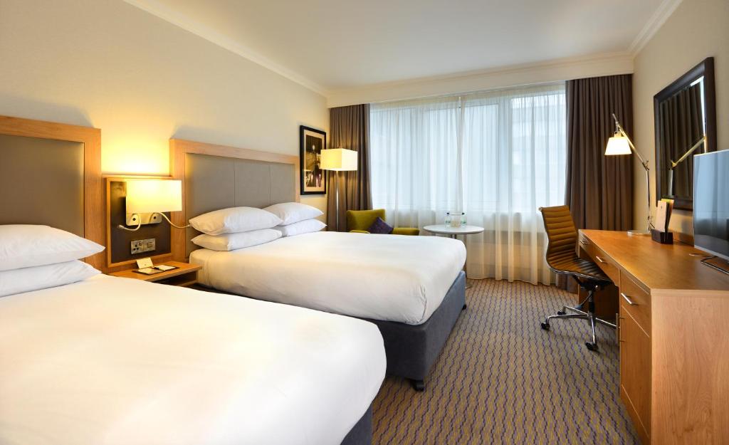 Televiisor ja/või meelelahutuskeskus majutusasutuses Clayton Hotel Burlington Road