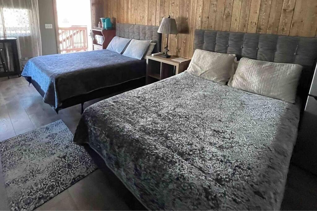 Krevet ili kreveti u jedinici u objektu ParkWay Yellowstone Guest House Room #2