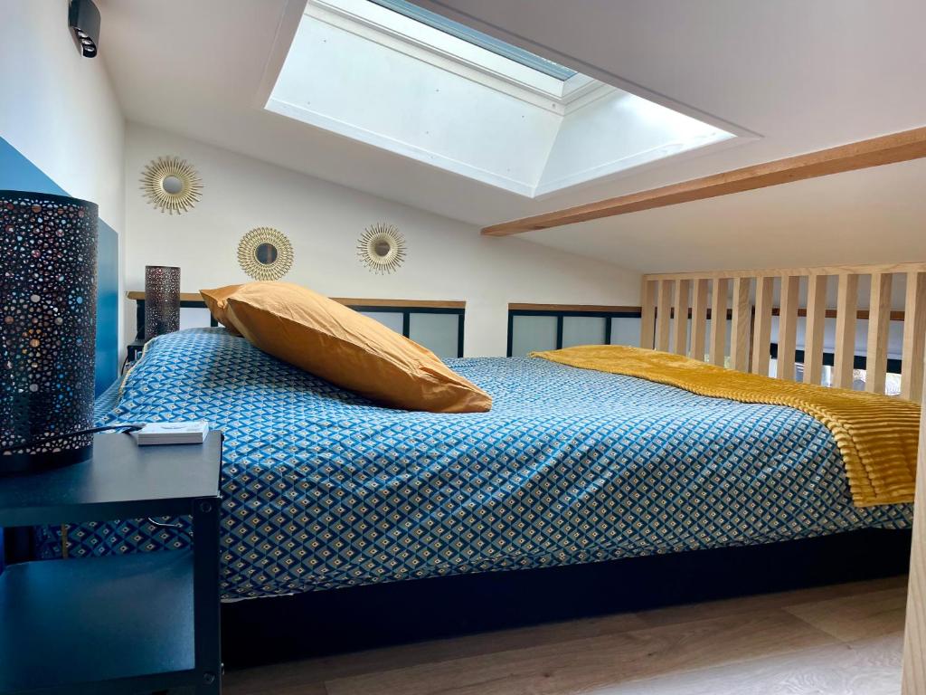 Postel nebo postele na pokoji v ubytování Loft avec jacuzzi et terrasse privés