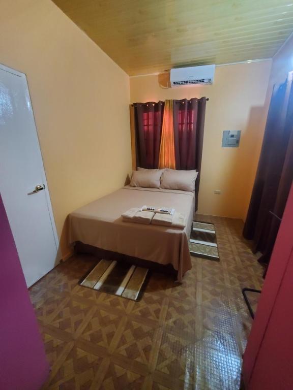 Postel nebo postele na pokoji v ubytování K&L Private Room Suites