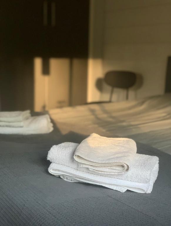 una pila de toallas sentadas encima de una cama en Gotell, en Erikslund