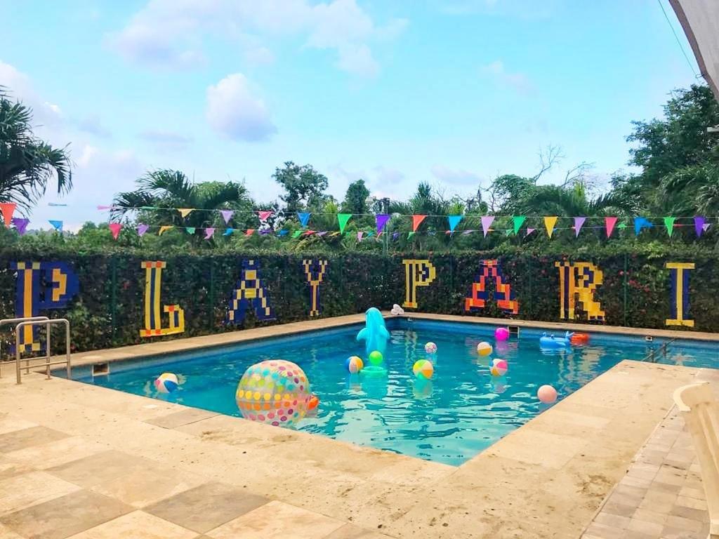 ein Schwimmbad mit bunten Bällen im Wasser in der Unterkunft Paris FC Express in Poza Rica de Hidalgo