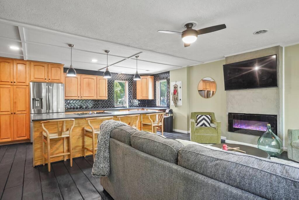 Your Perfect Updated Getaway In A Central Location - Housity