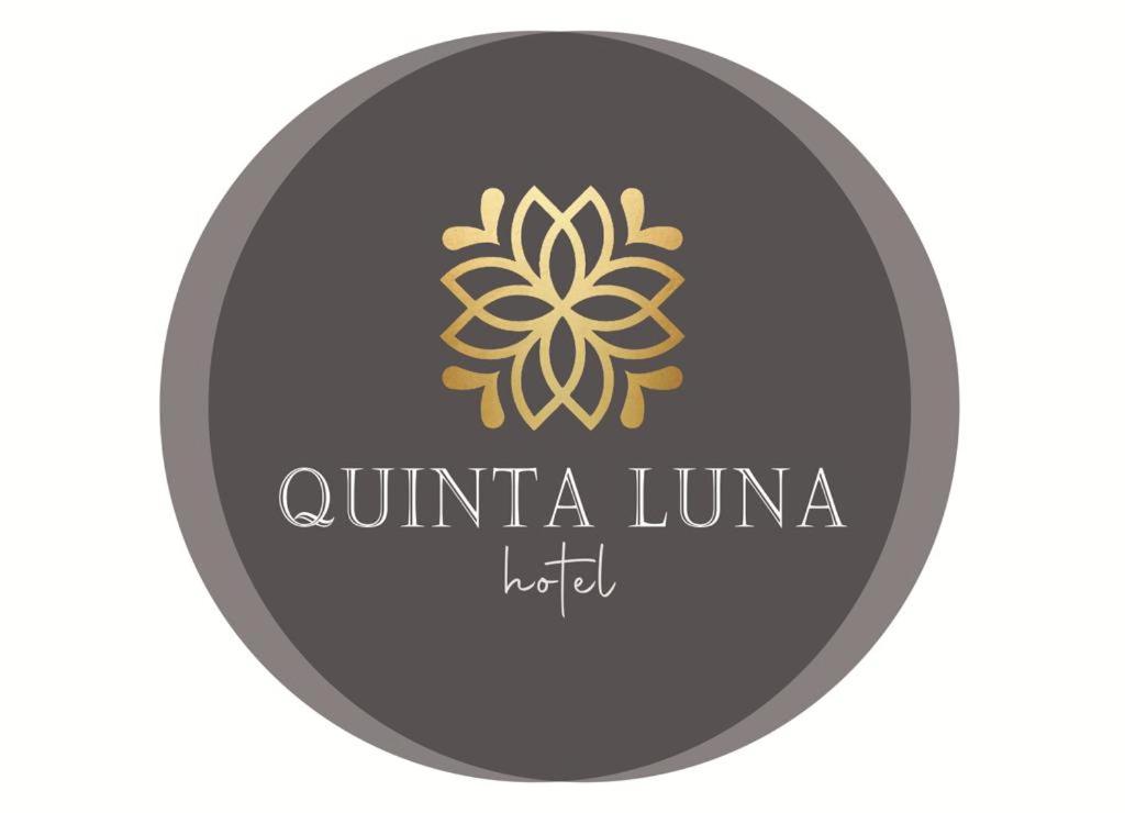 okrągłe logo luksusowej willi lumina w obiekcie Hotel Quinta Luna Zacatlán w mieście Zacatlán