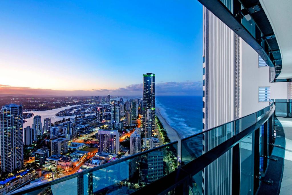 eine Aussichtsplattform mit Stadtblick in der Unterkunft Soul Beachfront Apartments - Hosted by Wow Stay in Gold Coast