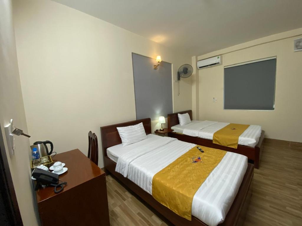 Tempat tidur dalam kamar di Khách sạn HOÀ BÌNH QUẢNG TRỊ
