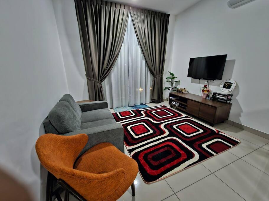 - un salon avec un canapé et une télévision dans l'établissement Homestay In Desaru, à Bandar Penawar
