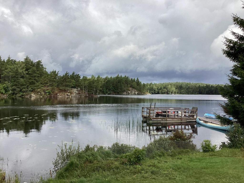 ein Dock auf einem See mit zwei Booten darauf in der Unterkunft Holiday home NÖDINGE 