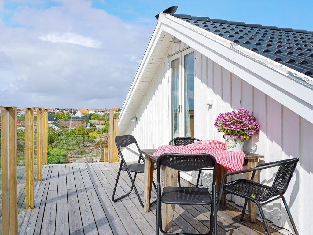 un patio con mesa y sillas en una terraza en Holiday home KUNGSHAMN XVII en Kungshamn