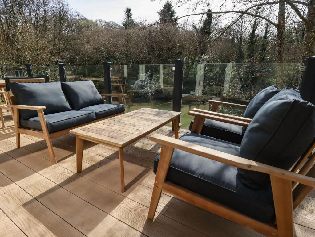 a patio with two chairs and a coffee table at 4 Water's Edge in Looe
