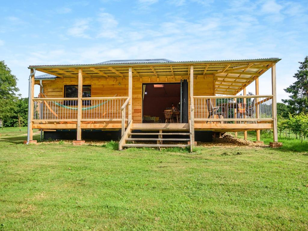 uma grande casa de madeira com um alpendre e um quintal em Zambezi - Uk44827 em Holton