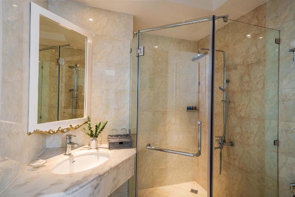 Saigon Signature Premier Room - Free One Time Happy Hours
