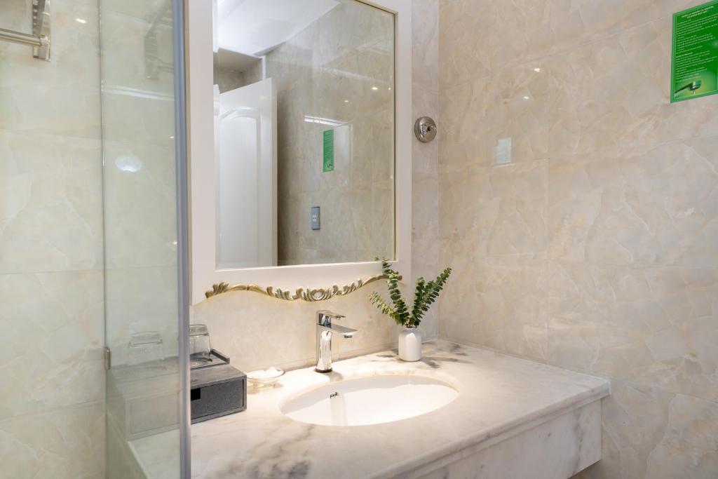 Saigon Signature Premier Room - Free One Time Happy Hours