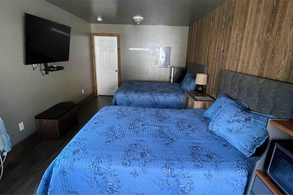 Postel nebo postele na pokoji v ubytování ParkWay Yellowstone Guest House Room #1