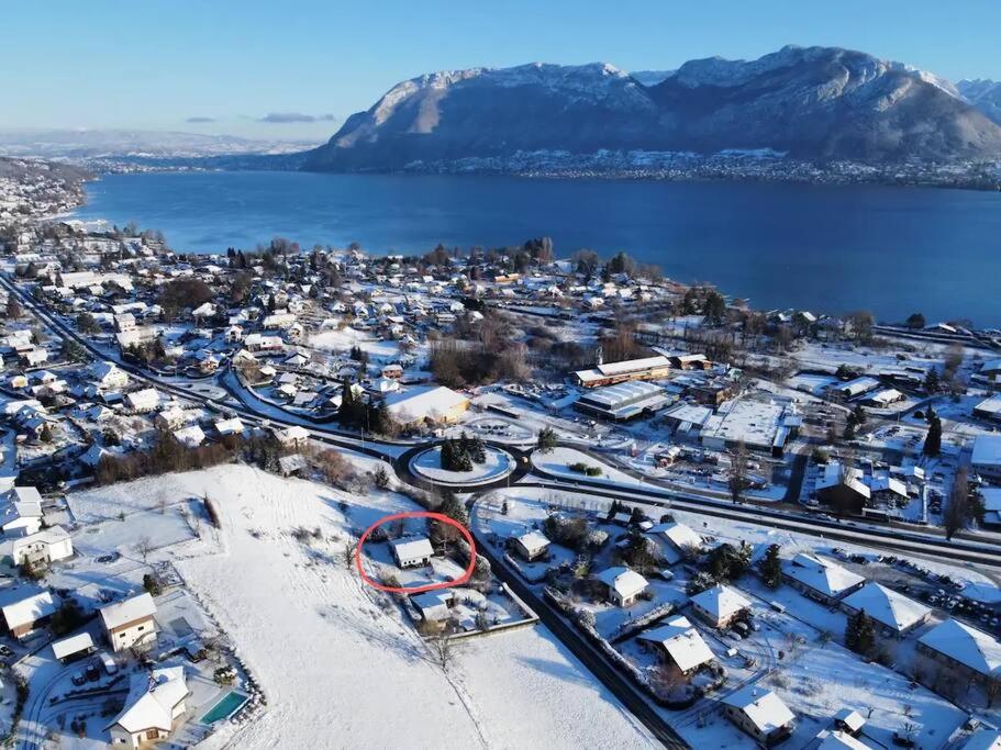 an aerial view of a city in the snow at Appartement indépendant 30 m² à 500m du lac, 2 vélos et parking fournis in Sévrier