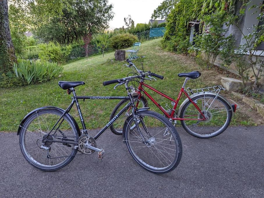 two bikes parked next to each other on the street at Appartement indépendant 30 m² à 500m du lac, 2 vélos et parking fournis in Sévrier