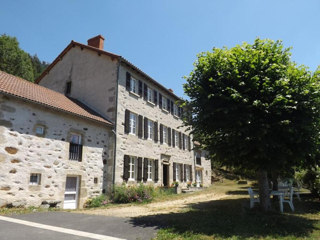an old stone building with a tree in front of it at Gîte Lorcières, 3 pièces, 4 personnes - FR-1-742-320 