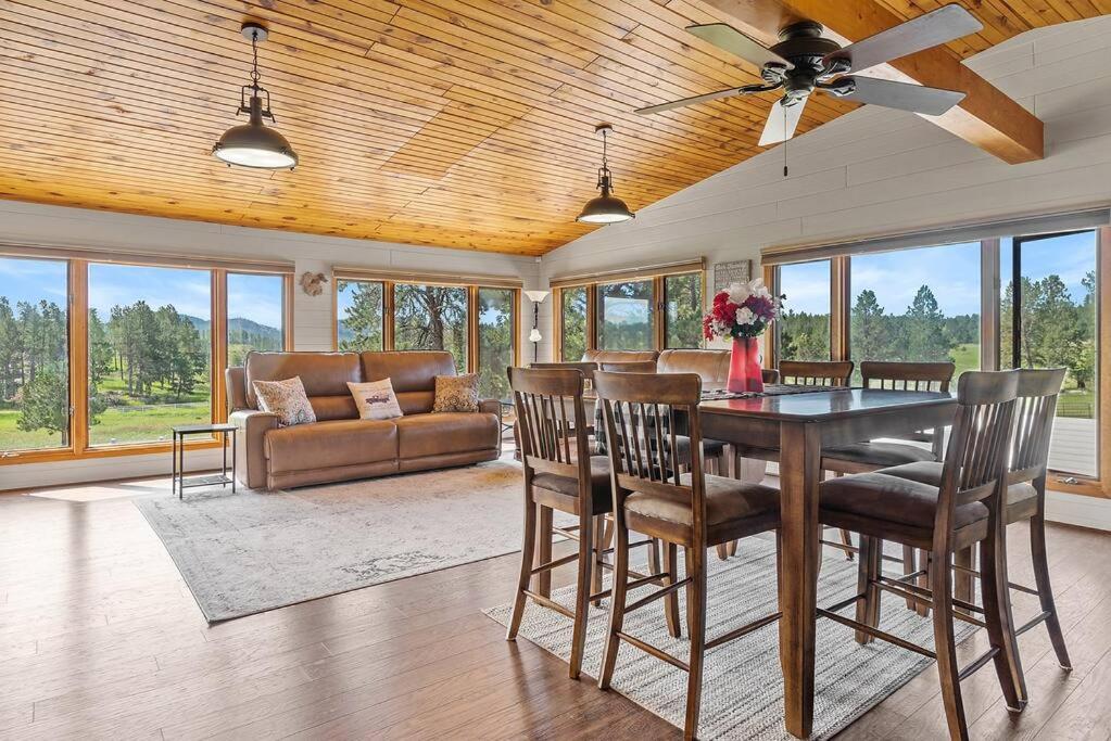 - un salon avec une table, des chaises et un canapé dans l'établissement Papa’s Place on Willow Creek, à Custer