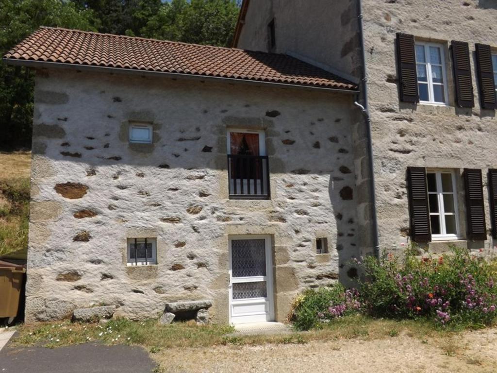 una antigua casa de piedra con una puerta y ventanas blancas en Gîte Lorcières, 3 pièces, 4 personnes - FR-1-742-353, 