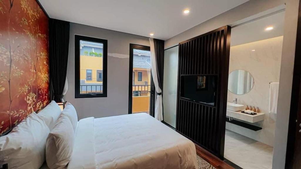 um quarto com uma cama grande e uma casa de banho em Wyndham Thanh Thủy Natural Hot Spring Resort Khoáng Nóng- Bus Included em La Phu