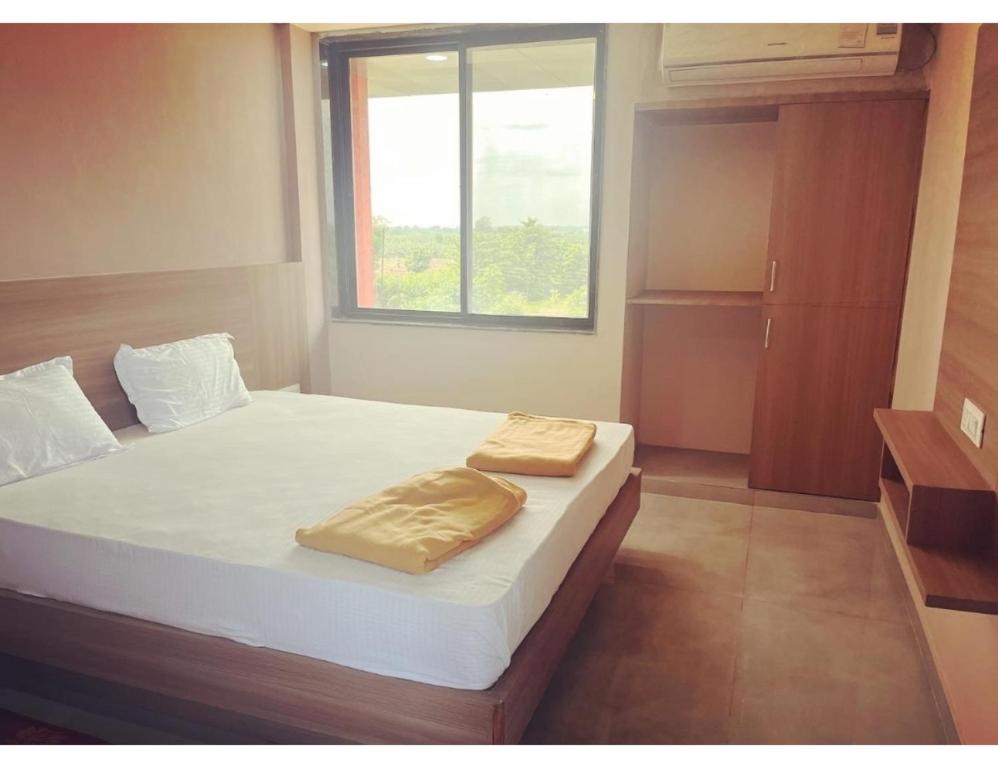 Llit o llits en una habitació de Hotel Narmada, Kevadia, Narmada