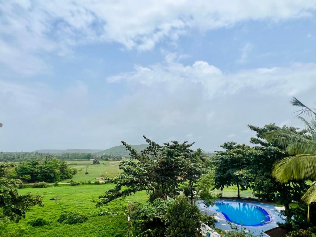 Bazén v ubytování Aastha Escape Resort near Calangute Beach nebo v jeho okolí