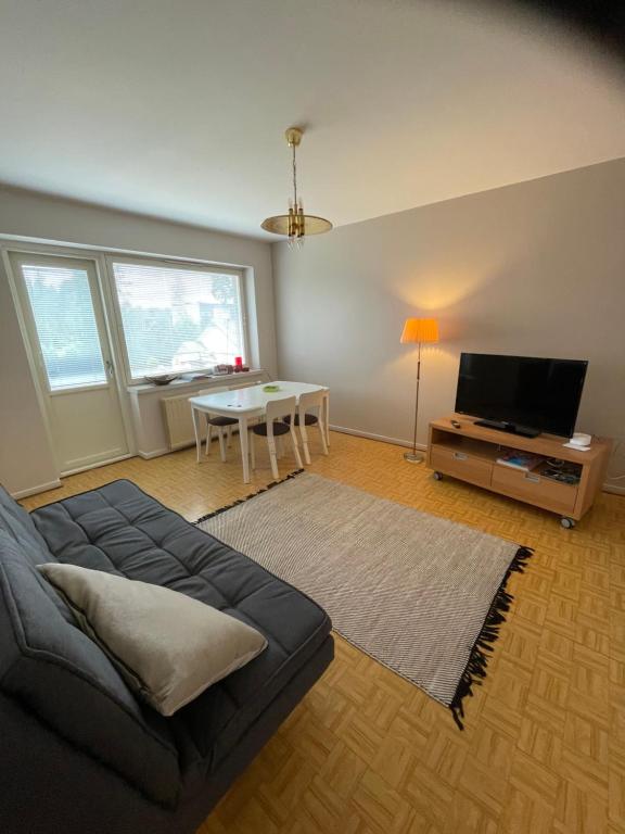 een woonkamer met een bank en een tafel bij Valimontien residenssi in Kouvola