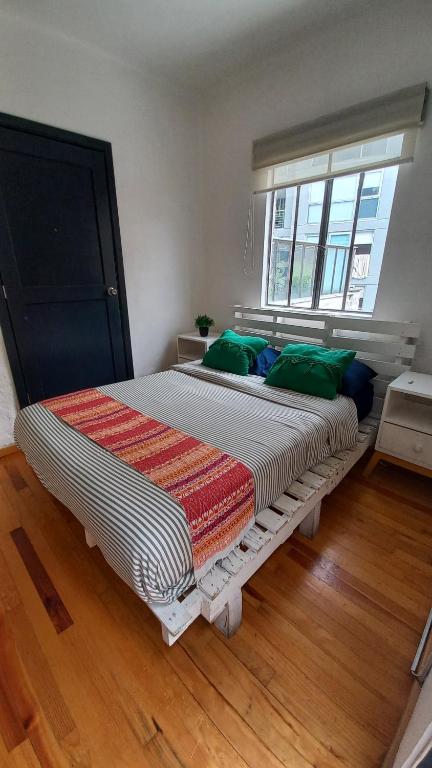 ein großes Bett in einem Zimmer mit Fenster in der Unterkunft Cuarto con baño propio Condesa Amsterdam A9 in Mexiko-Stadt