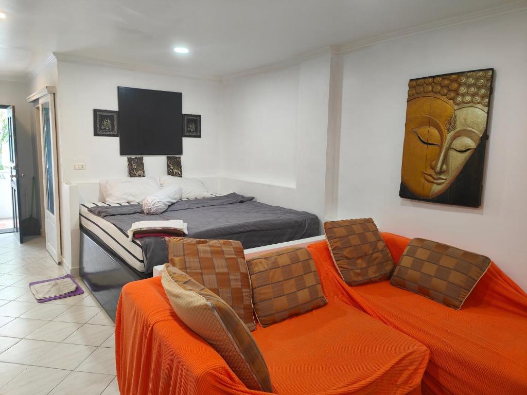 TV a/nebo společenská místnost v ubytování Jomtien Hill Resort Pratamnak