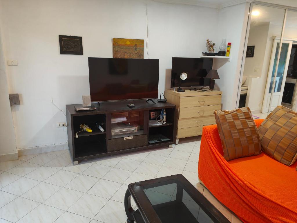 TV a/nebo společenská místnost v ubytování Jomtien Hill Resort Pratamnak