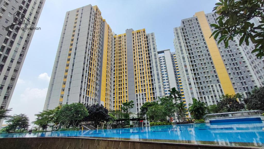 Bazén v ubytování Springlake Summarecon Bekasi Apartement by RNA nebo v jeho okolí