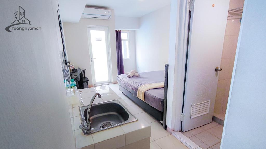 Postel nebo postele na pokoji v ubytování Springlake Summarecon Bekasi Apartement by RNA