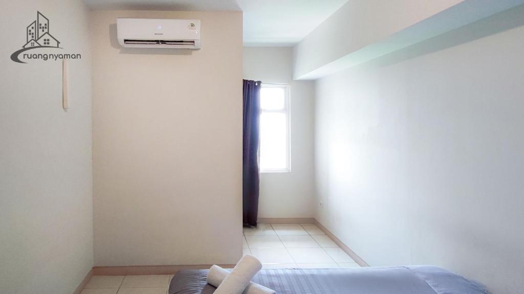 Postel nebo postele na pokoji v ubytování Springlake Summarecon Bekasi Apartement by RNA