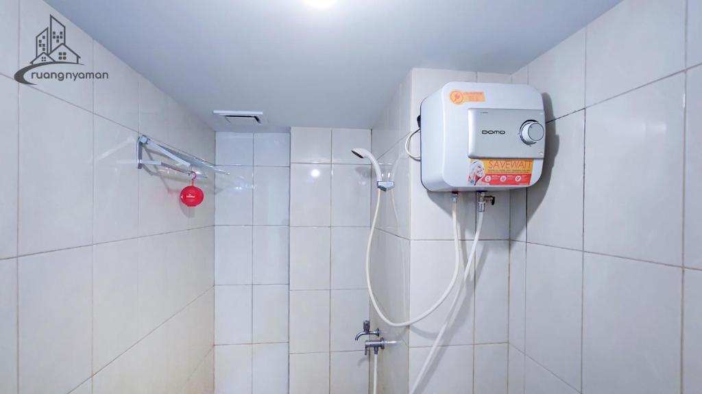 Koupelna v ubytování Springlake Summarecon Bekasi Apartement by RNA