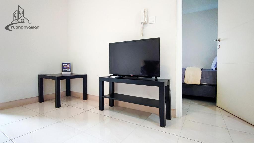 TV a/nebo společenská místnost v ubytování Springlake Summarecon Bekasi Apartement by RNA