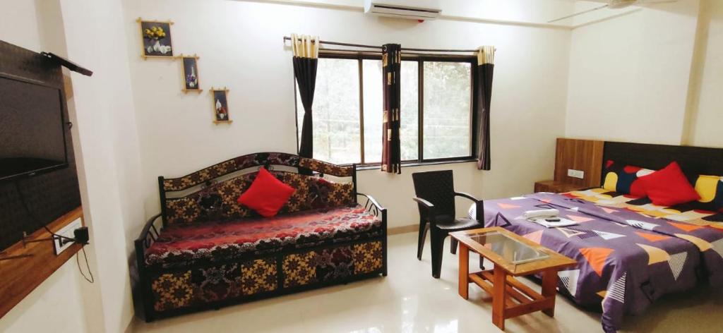 Posteľ alebo postele v izbe v ubytovaní Happy Stay, Panchgani