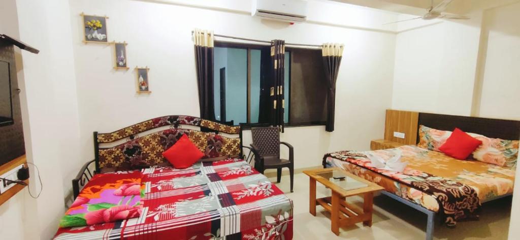 Posteľ alebo postele v izbe v ubytovaní Happy Stay, Panchgani