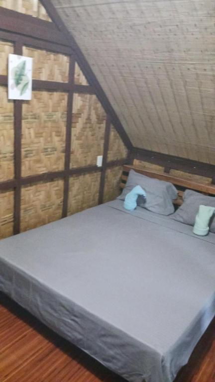 Postel nebo postele na pokoji v ubytování Weeroona Huts Homestay Pacifico