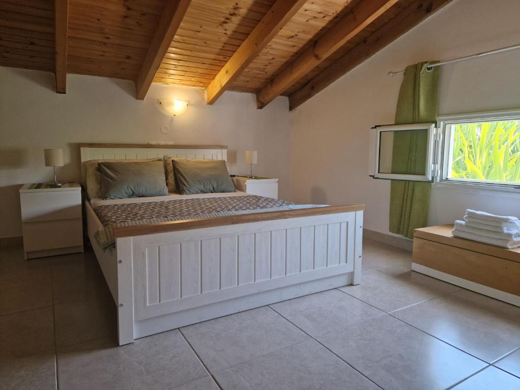 Postel nebo postele na pokoji v ubytování Kouros Villa and Apartment