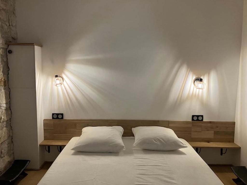 聖拉斐爾的住宿－Charmant appartement cosy，一间卧室配有一张带两个枕头的床