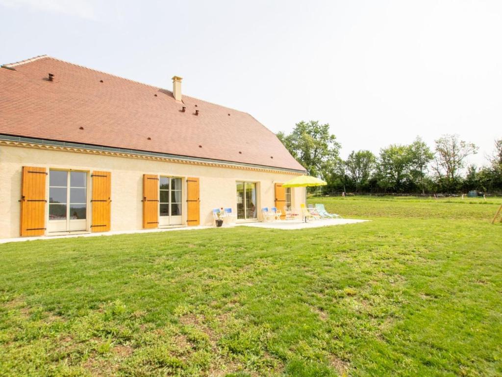 a house with a large yard in front of it at Maison familiale avec terrasse, clim et jeux enfants en Périgord - FR-1-616-334 in Sainte-Orse