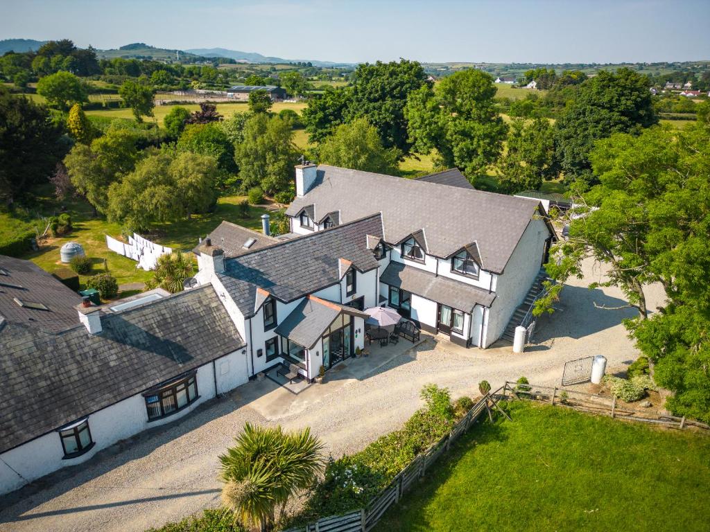 uma vista aérea de uma grande casa branca em The Briers Country House em Newcastle