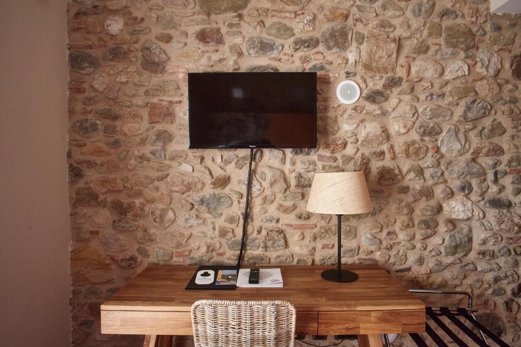 TV a/nebo společenská místnost v ubytování Arcs De Monells - Adults Only