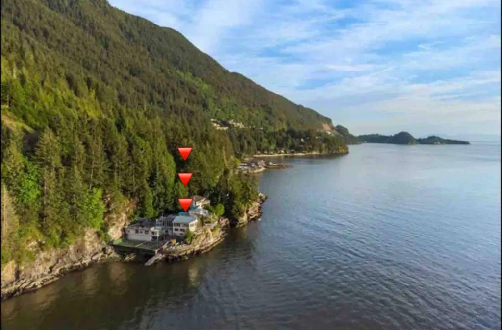 uma vista aérea de uma casa numa ilha na água em Pacific Gem em West Vancouver