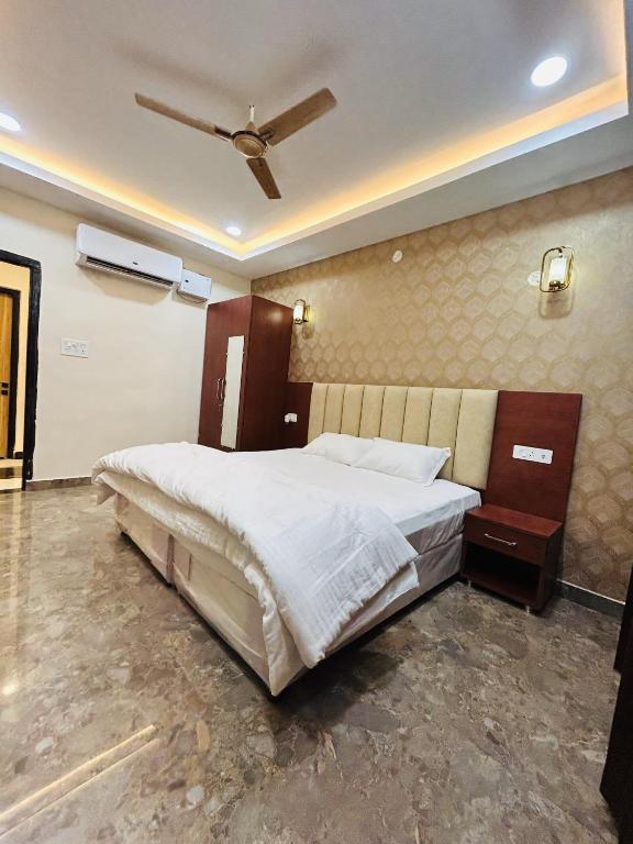Postel nebo postele na pokoji v ubytování Awadh Samrat Resort