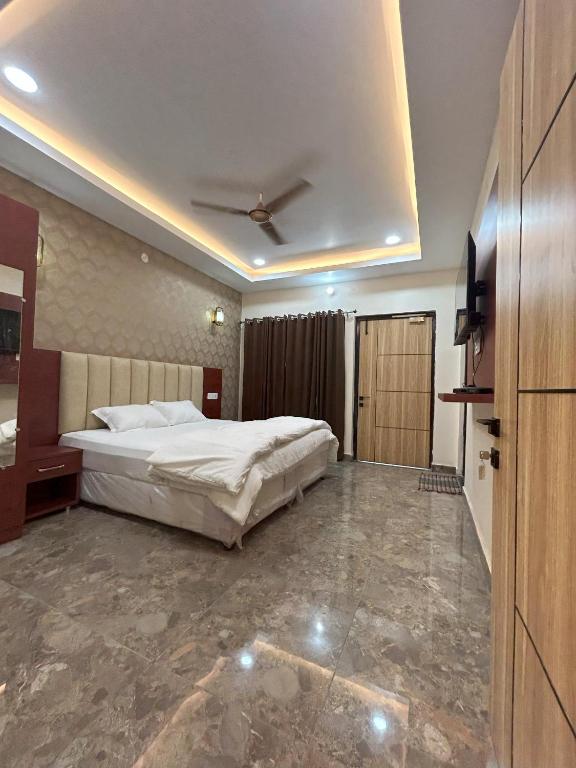 Postel nebo postele na pokoji v ubytování Awadh Samrat Resort
