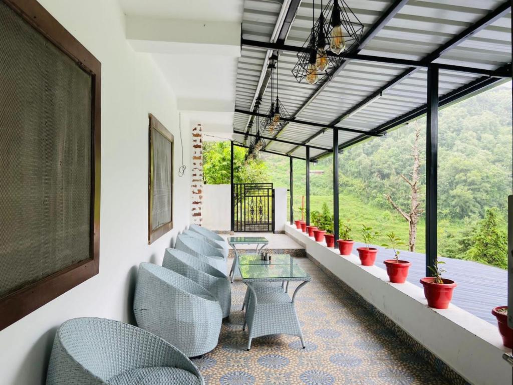 Posezení v ubytování StudioZ Paradise Hills Mussoorie