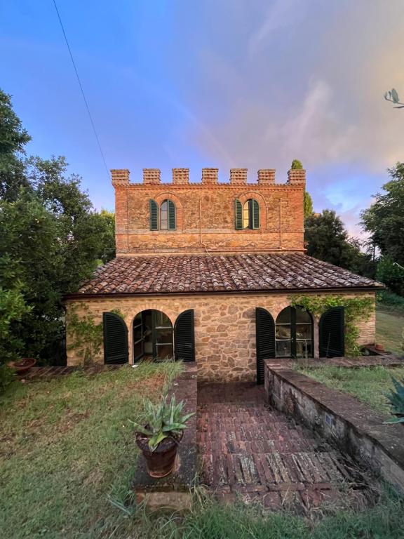 シエナにあるvilla montalcino palazzina castelverdelliの鉢植えの古煉瓦造りの家