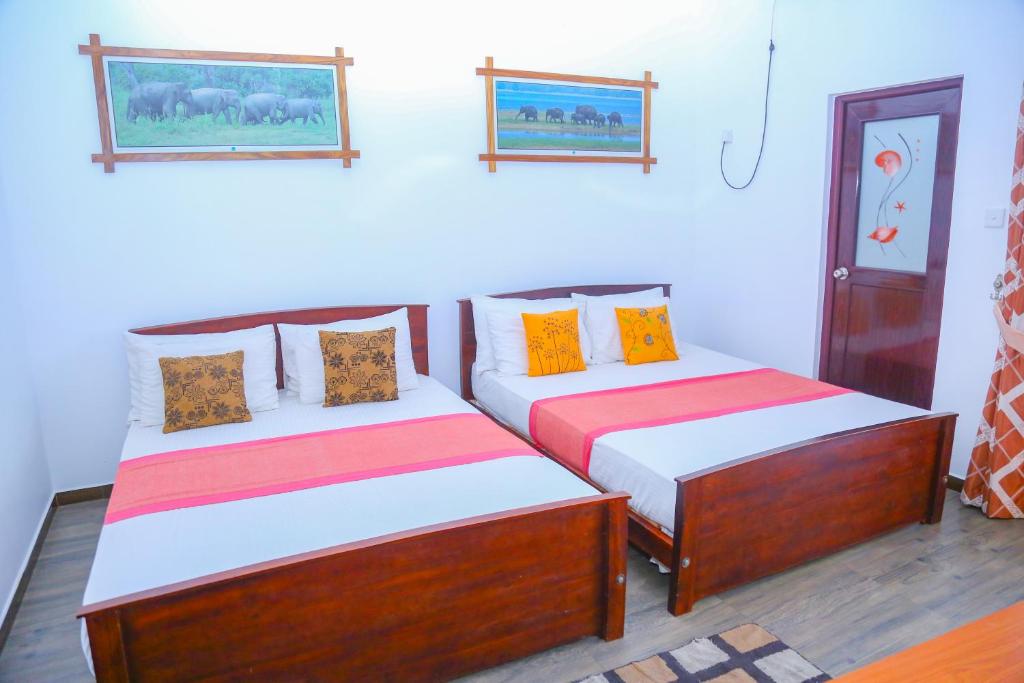 Postel nebo postele na pokoji v ubytování Canal Side Guest House Polonnaruwa